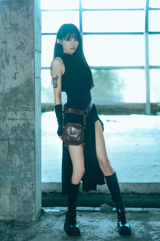 一个站在废弃建筑里的女人穿着黑色靴子