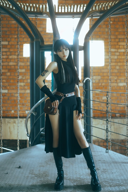 黑白相间的女人穿着靴子摆姿势