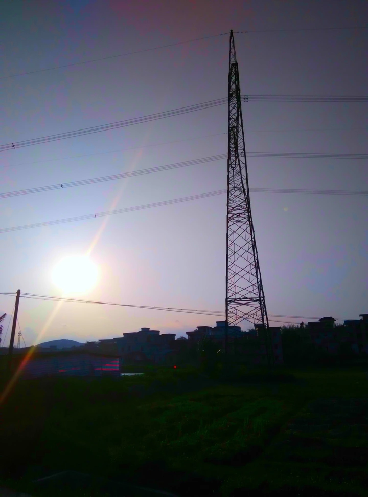 高压线与夕阳
