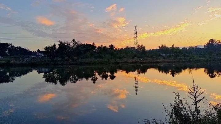 霞染小河