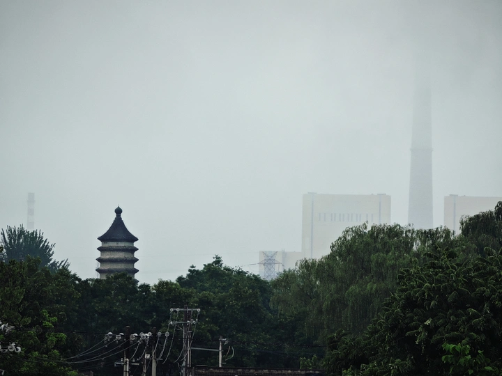下过雨的北京城中村，我待了七年的地方