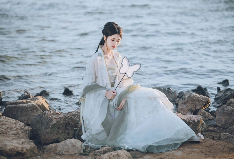 一位穿着白色连衣裙的美女靠近海