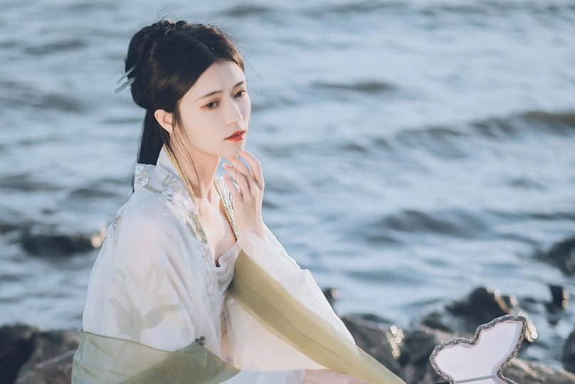 在海边的身着白色和服的女子