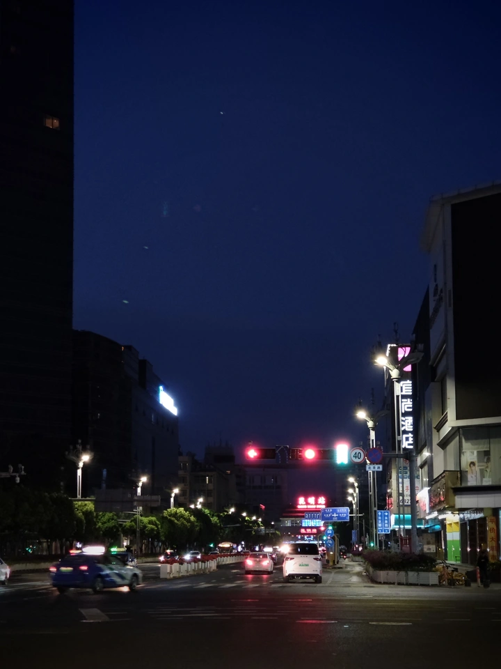 夜色昆明站