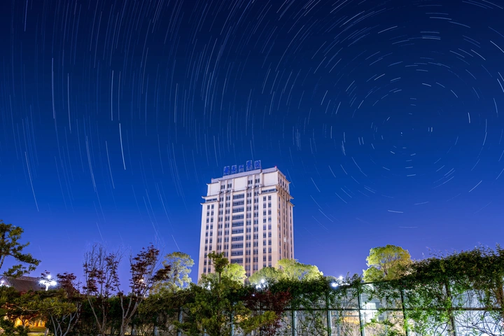 「银河垂落，碎成星群」