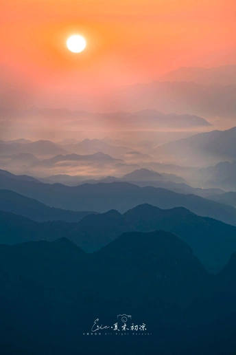 山脉上的日出或日落 远处太阳落山