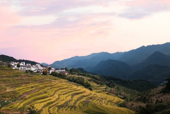 梯田山谷的景观 背景是山脉