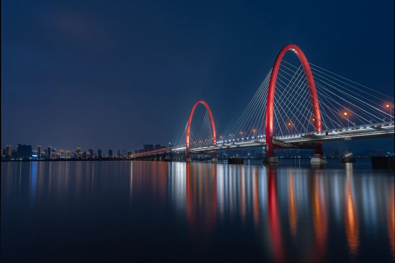 夜晚照亮了水上的长桥