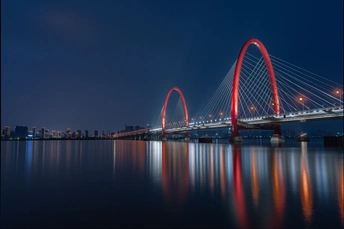 夜晚照亮了水上的长桥