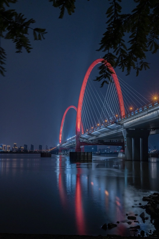 夜晚水上的红色拱桥