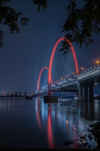 夜晚水上的红色拱桥