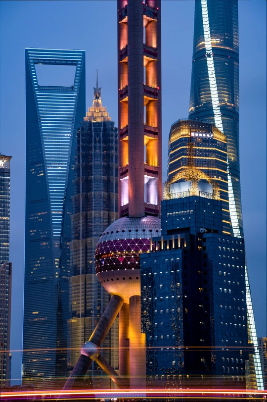 夜晚的城市 拥有摩天大楼和其他高楼。