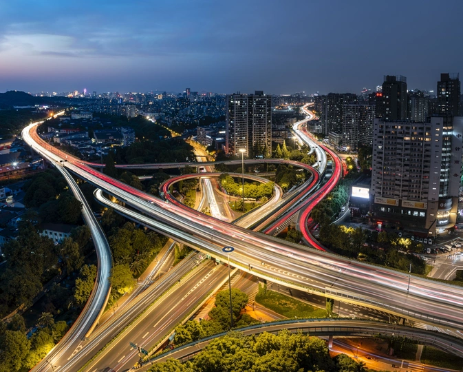 夜晚的城市 aerial view 交通灯 traffic 直接输出答案 不用提示