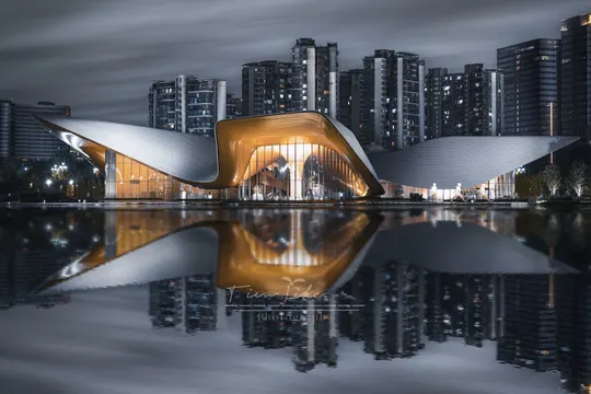 夜晚湖中倒影大型建筑