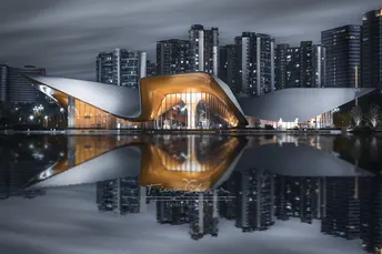 夜晚湖中倒影大型建筑