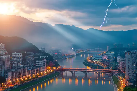 夜晚的城市 背景是河流和山脉
