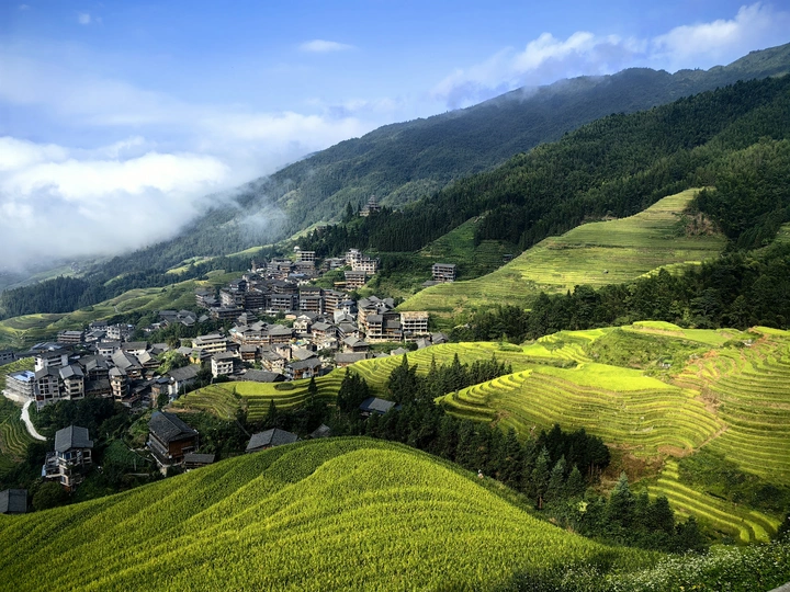 美丽的山丘、山峦和小镇景观