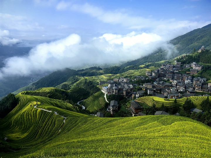 美丽的山丘、山峦和小镇景观