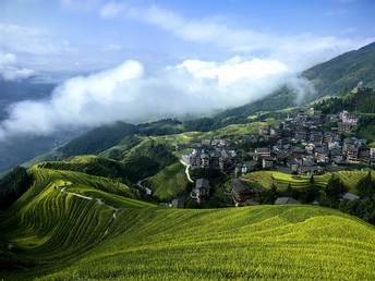 美丽的山丘、山峦和小镇景观