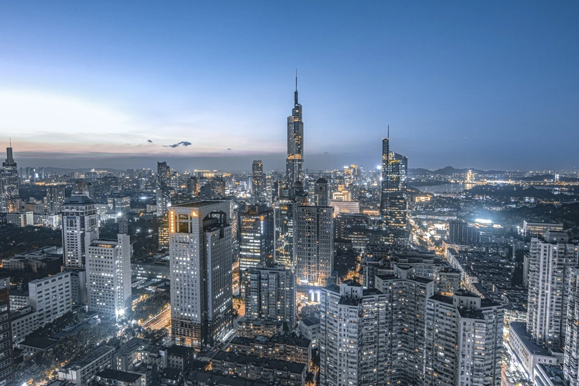 傍晚的城市夜景 高大的建筑和摩天大楼