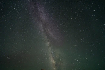 夜晚的星空下的房子