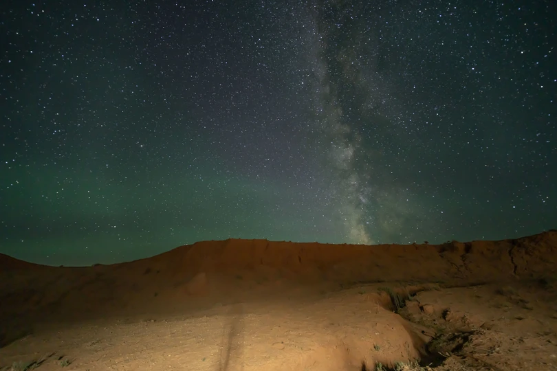 夜晚沙漠中的道路 天空中繁星闪烁