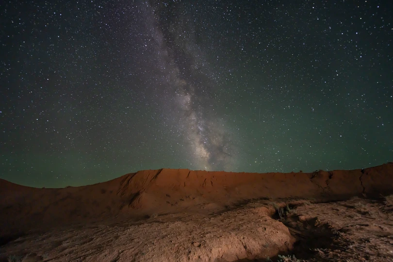 在沙漠中的山之夜 星空在天上。