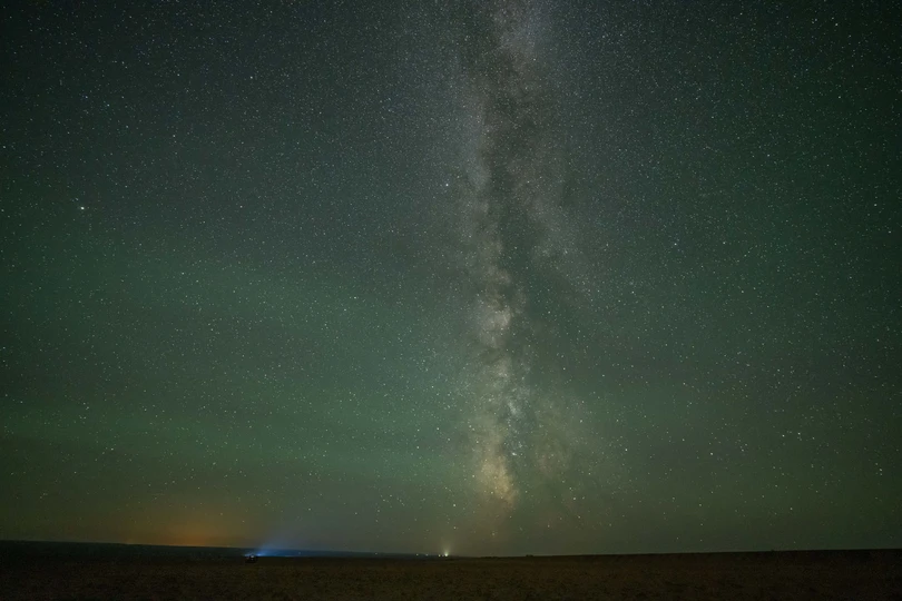 夜空长时间曝光 地平线被照亮