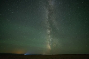 夜空长时间曝光 地平线被照亮