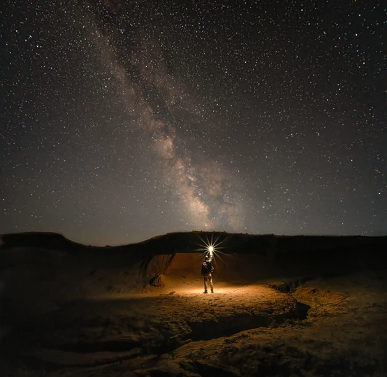 一个人站在沙漠中 星空在天上。