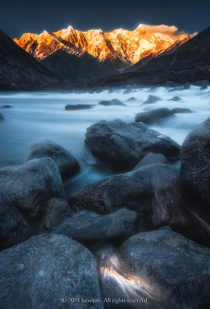 南迦巴瓦，日照金山