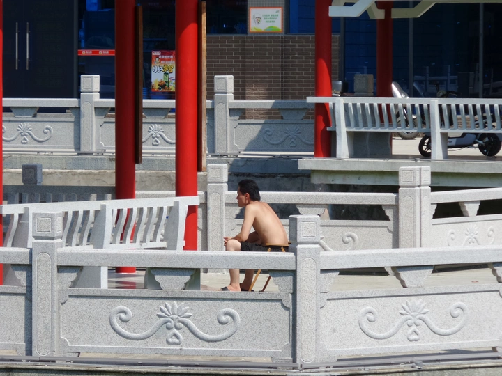 毒日之下的日光浴者