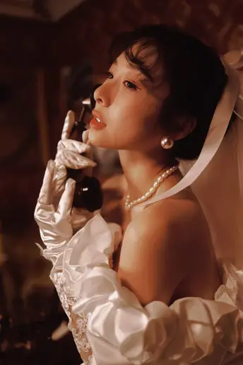 一位穿着白色婚纱的女人正在打电话