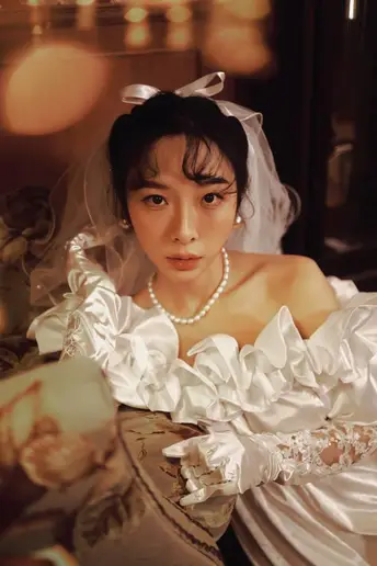 一位穿着白色婚纱的女士的肖像