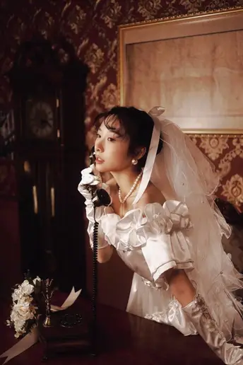 一位穿着白色婚纱的女士