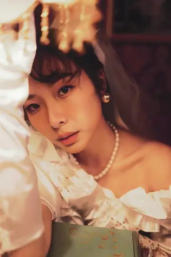 一位穿着白色婚纱的年轻女子带着一本书