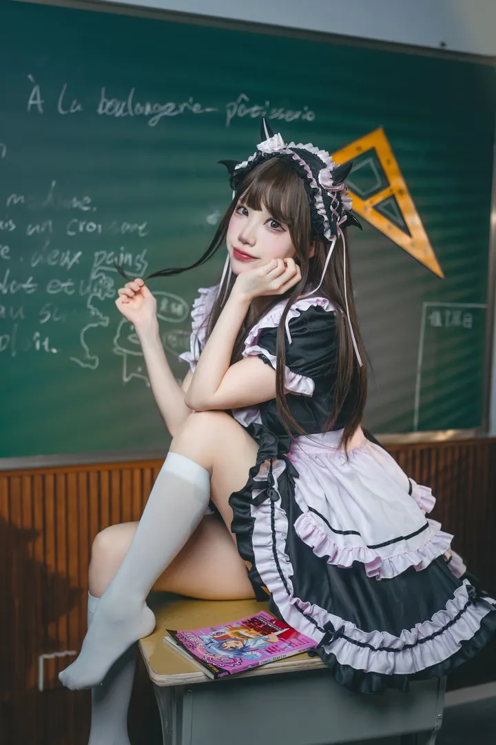 教室里穿女仆装