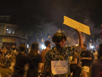 一名女子在抗议活动中举着一块牌子