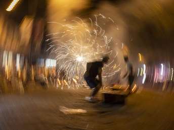 夜晚模糊的照片 人们滑板