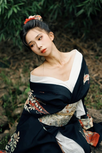 一位穿着传统服装的美丽年轻女士坐在地上