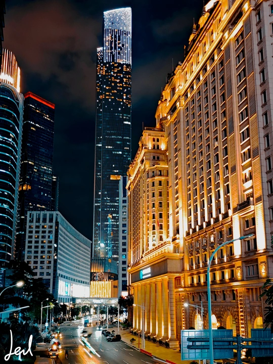 夜晚的大城市 高耸的建筑物和摩天大楼
