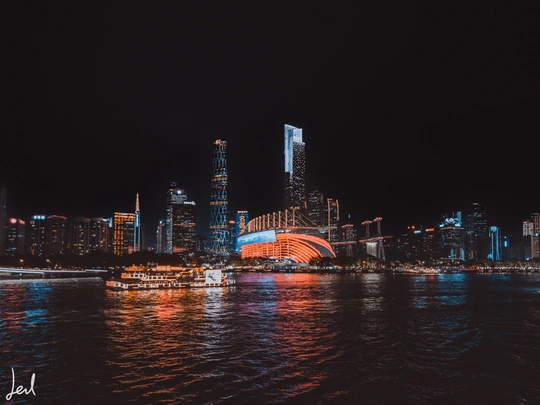 夜晚被桥跨过水面的城市