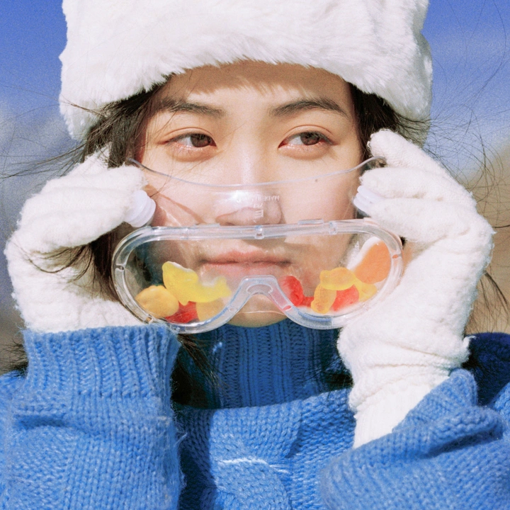 在雪地里撒野吧