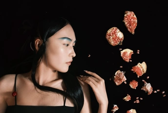 一位穿着黑色衣服 草莓巧克力覆盖了很多的年轻女子