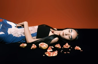 一位穿着连衣裙的美女躺在地上摆姿势