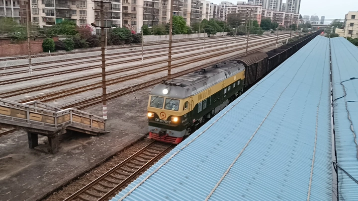 柳州虎牵引混编货列进站停车