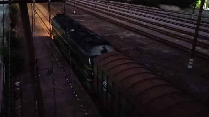 宁局DF4B牵引货列进站停车