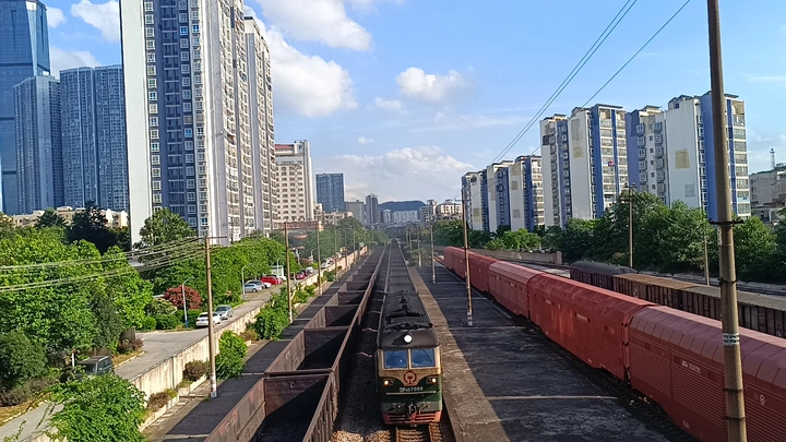 蓝老虎牵引货列进侧线停车