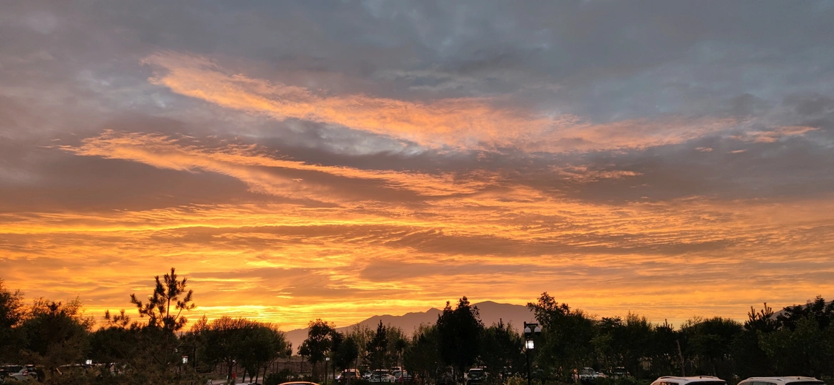 天空中有云和山的美景