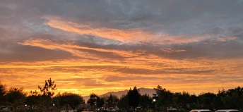 天空中有云和山的美景